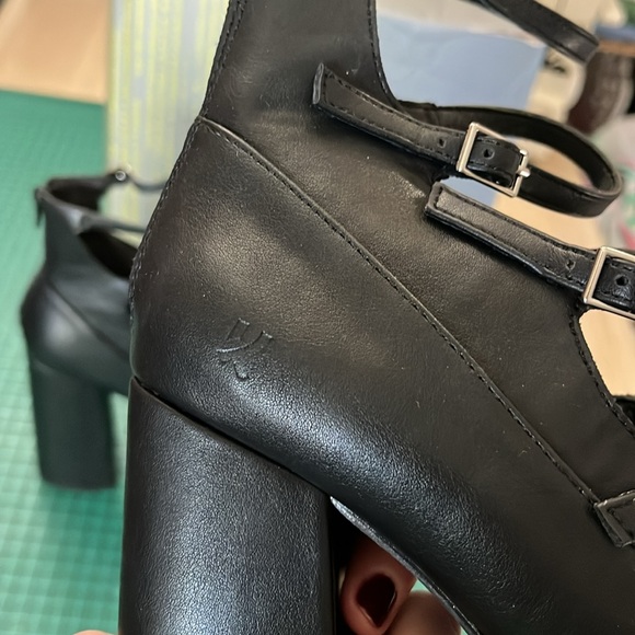 🖤 Black Platform Buckle Heels 🖤 - Picture 4 of 15